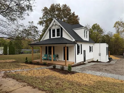 $375,000 | 2934 South Highway 94, Defiance, MO 63341