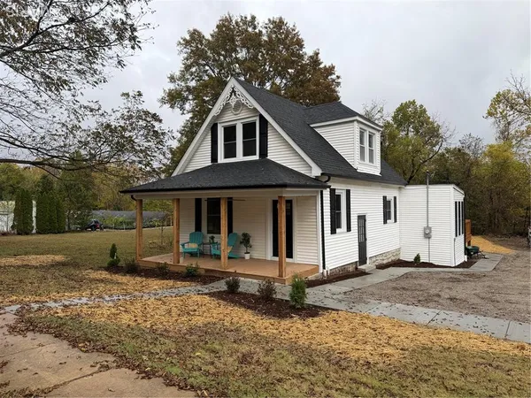 $375,000 | 2934 South Highway 94, Defiance, MO 63341