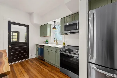 $385,000 | 2934 South Highway 94, Defiance, MO 63341