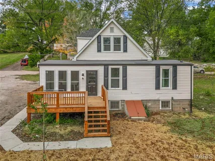 $385,000 | 2934 South Highway 94, Defiance, MO 63341