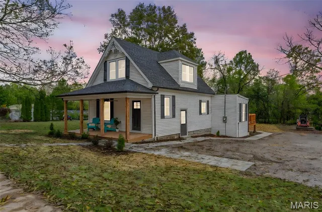 $385,000 | 2934 South Highway 94, Defiance, MO 63341