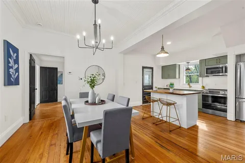 $375,000 | 2934 South Highway 94, Defiance, MO 63341