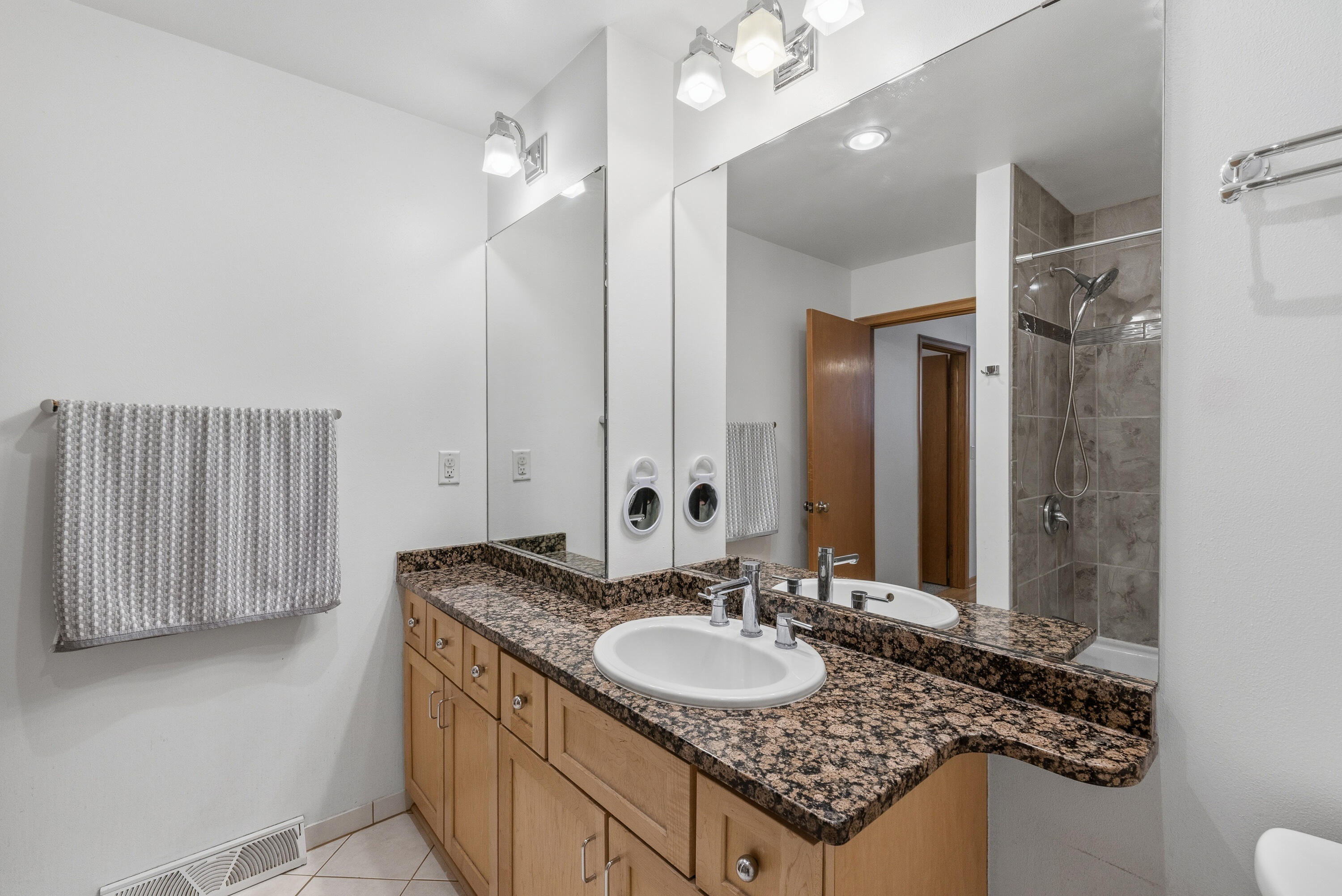 12975 North Colony Drive Mequon, WI 53097 - Photo 25 of 36 Full Bath