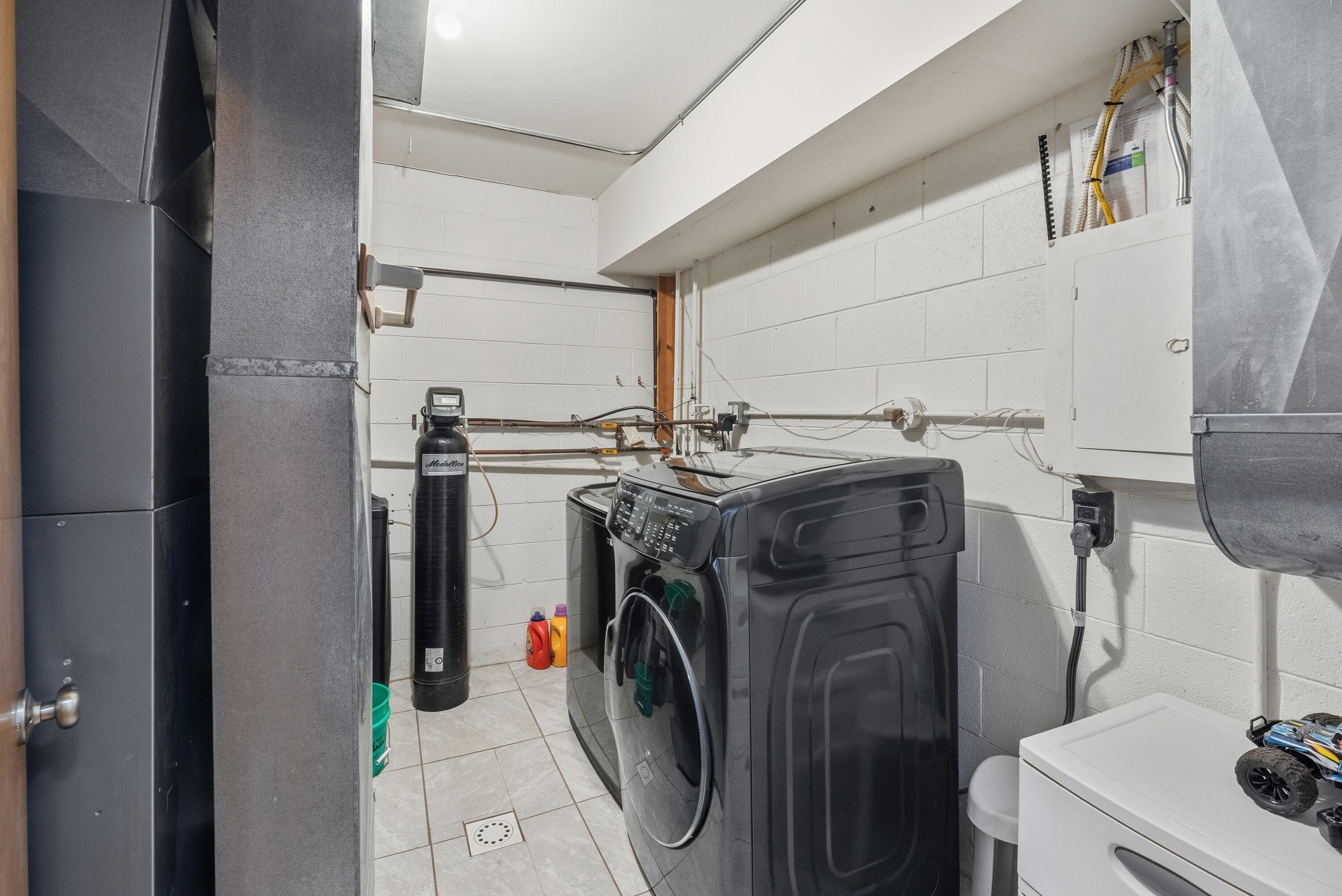 12975 North Colony Drive Mequon, WI 53097 - Photo 7 of 36 Laundry