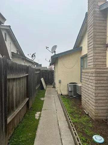 a view of a back yard