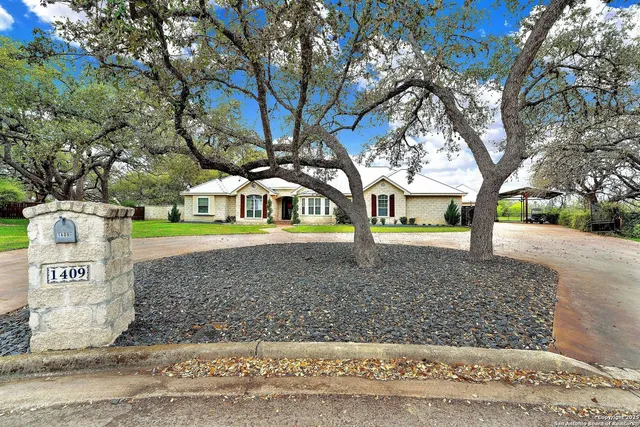 $875,000 | 1409 Woodland Court, Hondo, TX 78861