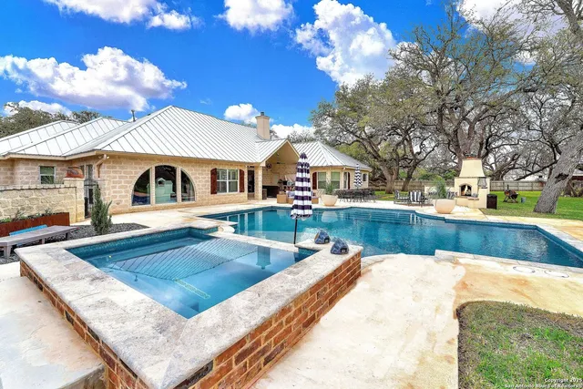 $875,000 | 1409 Woodland Court, Hondo, TX 78861