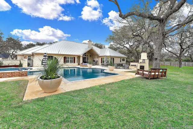 $875,000 | 1409 Woodland Court, Hondo, TX 78861