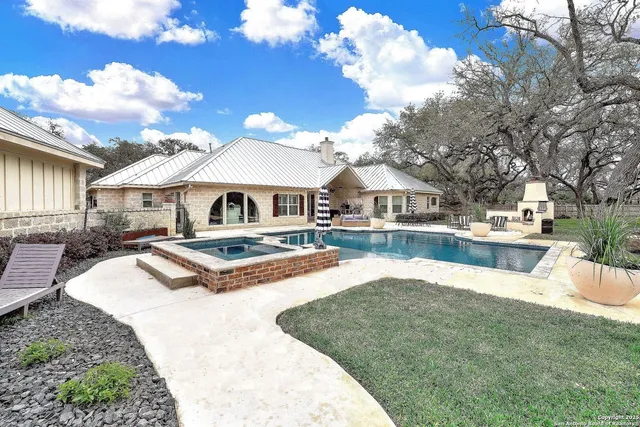$875,000 | 1409 Woodland Court, Hondo, TX 78861