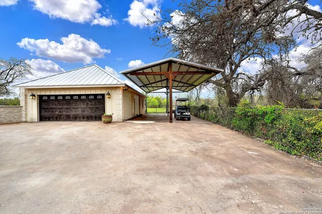 $875,000 | 1409 Woodland Court, Hondo, TX 78861
