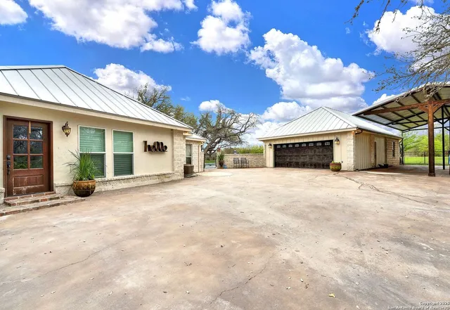 $875,000 | 1409 Woodland Court, Hondo, TX 78861