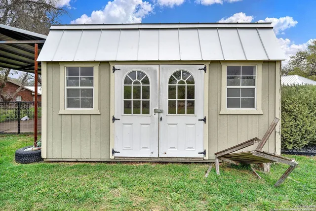 $875,000 | 1409 Woodland Court, Hondo, TX 78861