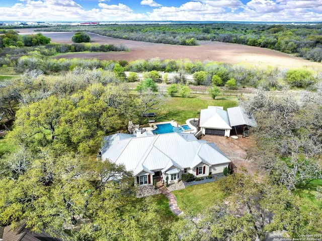 $875,000 | 1409 Woodland Court, Hondo, TX 78861