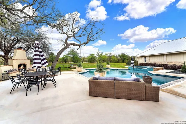 $875,000 | 1409 Woodland Court, Hondo, TX 78861