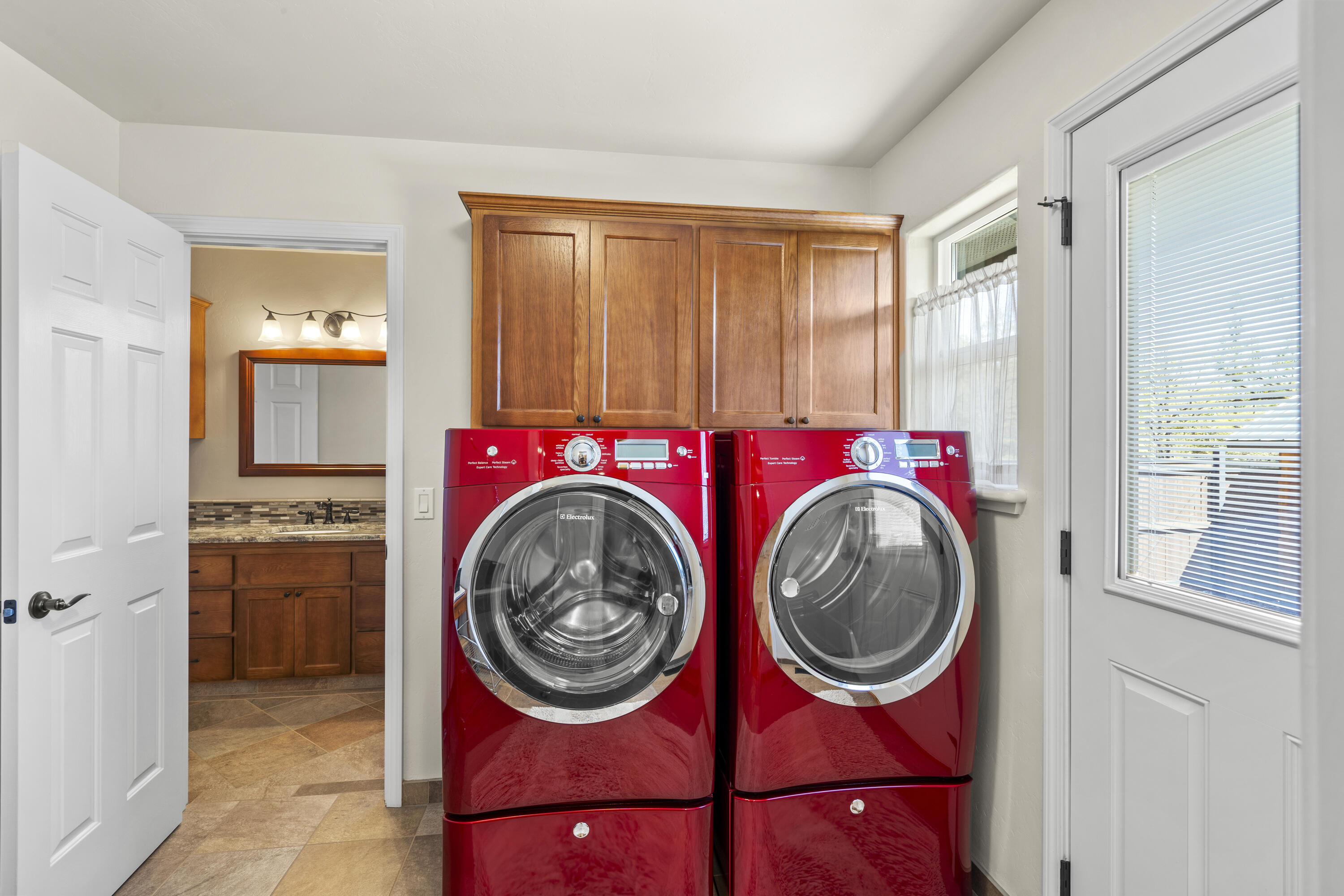 393 Bond Road Shady Cove, OR 97539 - Photo 24 of 40 Laundry