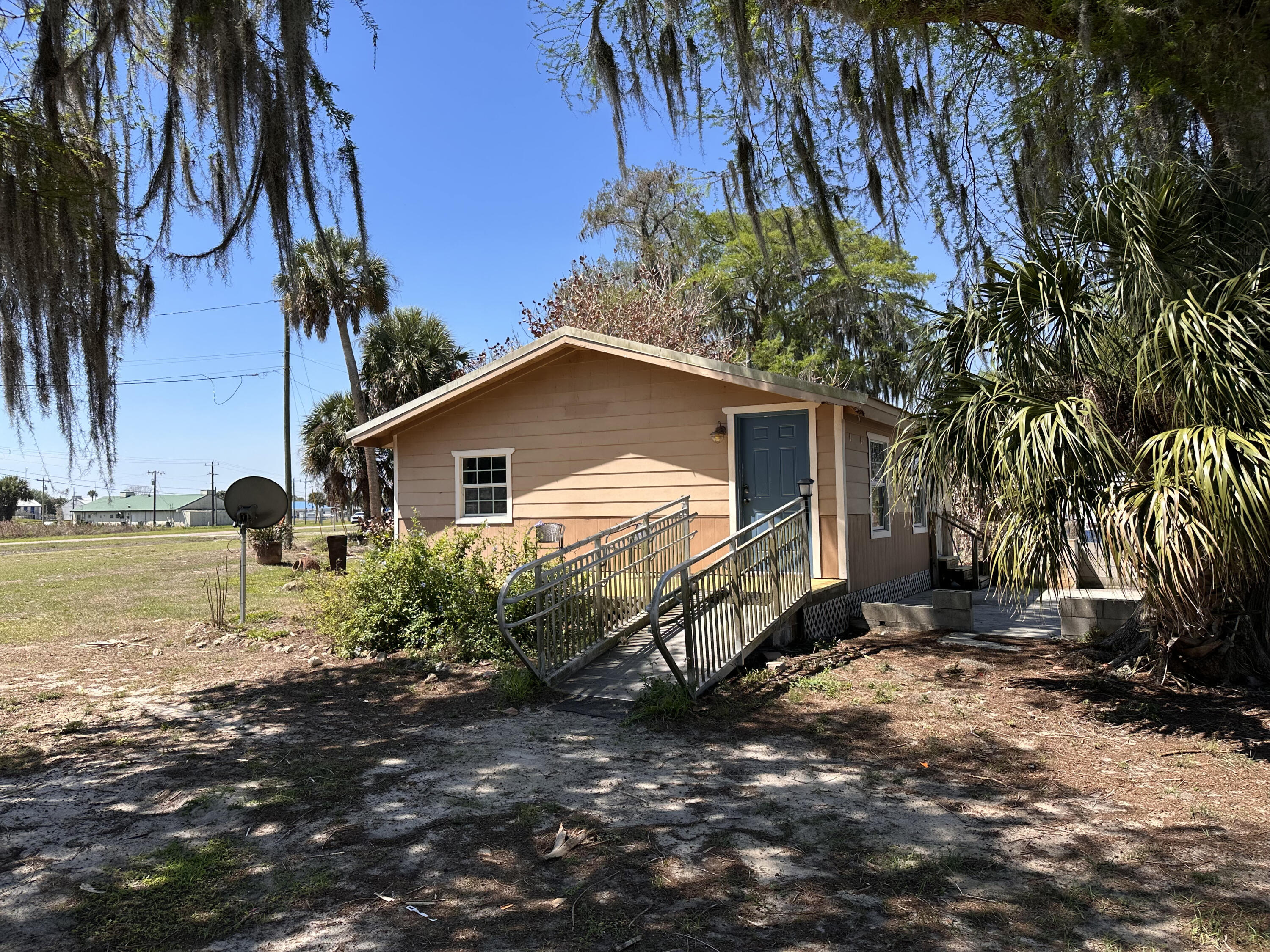 14455 Highway 78 Okeechobee, FL 34974 - Photo 14 of 14 a backyard of a house with lots of green space