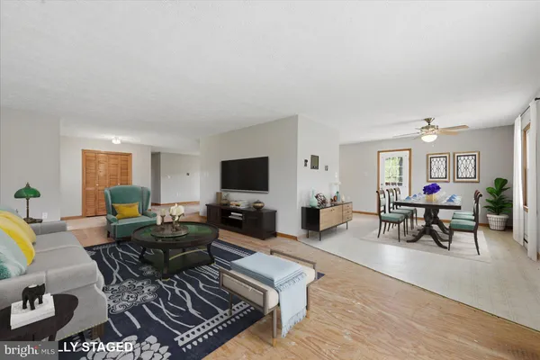 a view of yard with tree