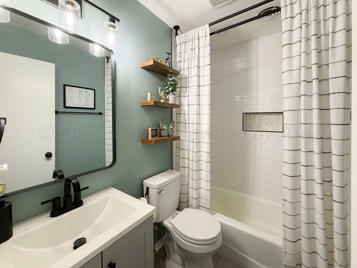 5213 Leigh Avenue Amarillo, TX 79110 - Photo 19 of 30 Main Bathroom