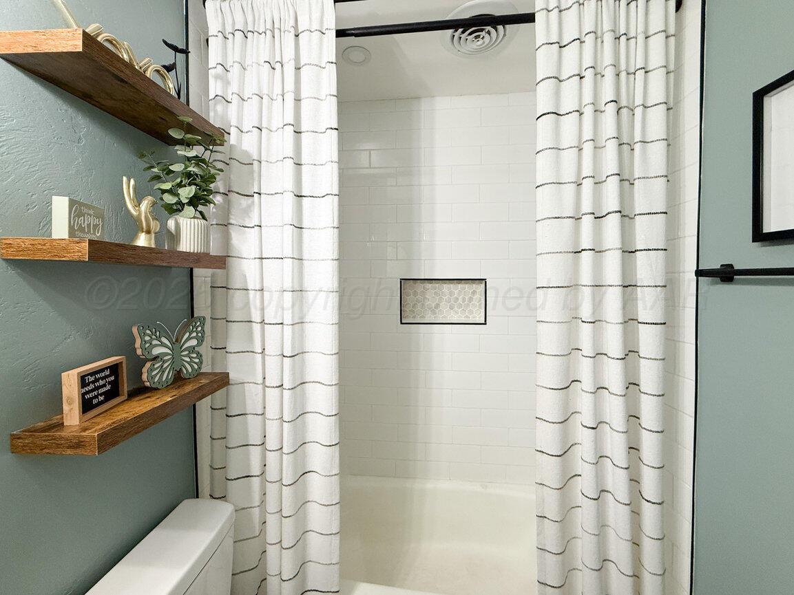 5213 Leigh Avenue Amarillo, TX 79110 - Photo 20 of 30 Main Bathroom