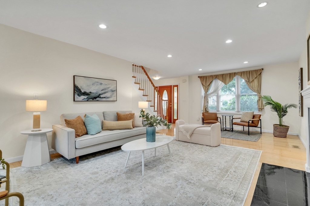 829 Chestnut Street Newton, MA 02468 - Photo 4 of 36