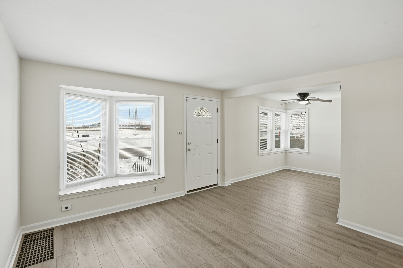 11056 South State Line Road Chicago, IL 60617 - Photo 2 of 20