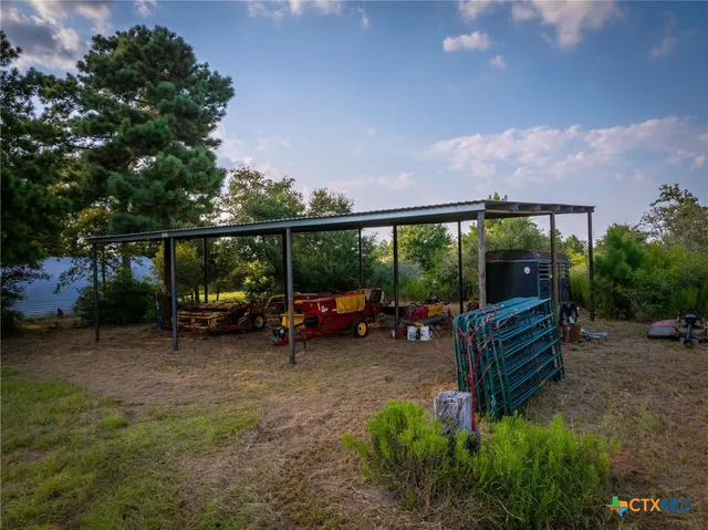 a view of a backyard