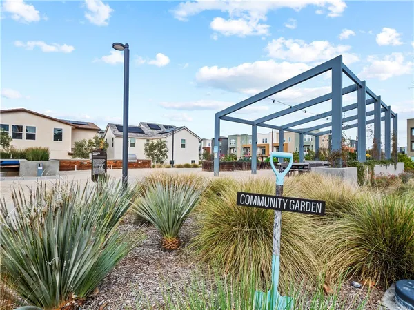 $749,999 | 27129 Valley Oak, Valencia, CA 91381