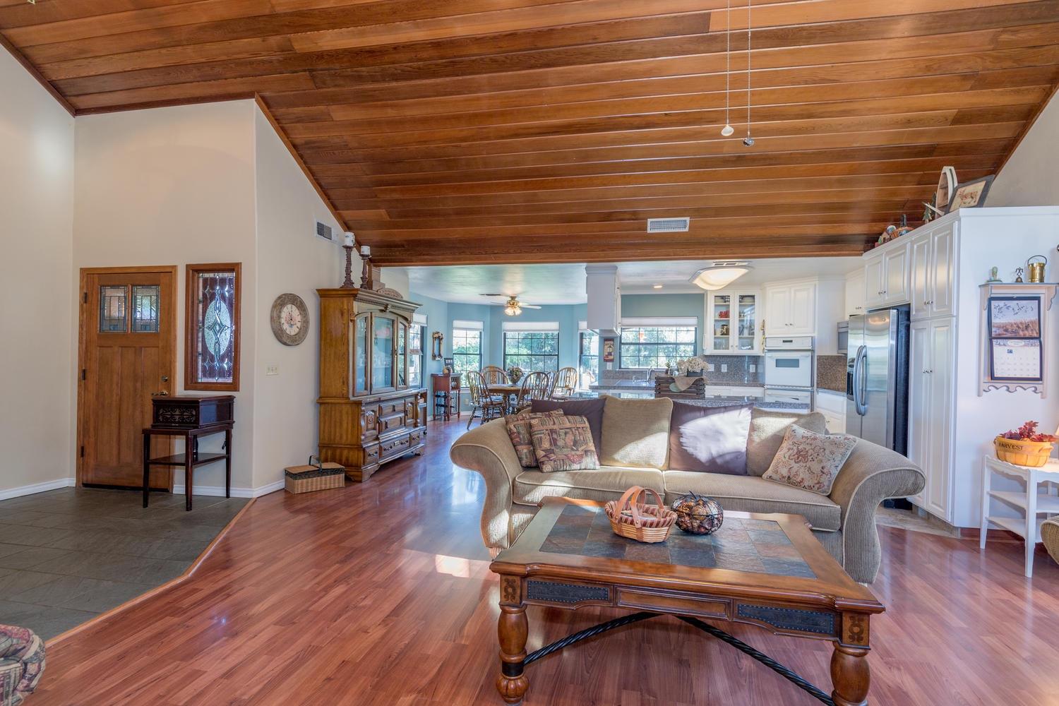 298 South Rainbow Route Sanger, CA 93657 - Photo 3 of 37 Gallery Image 3