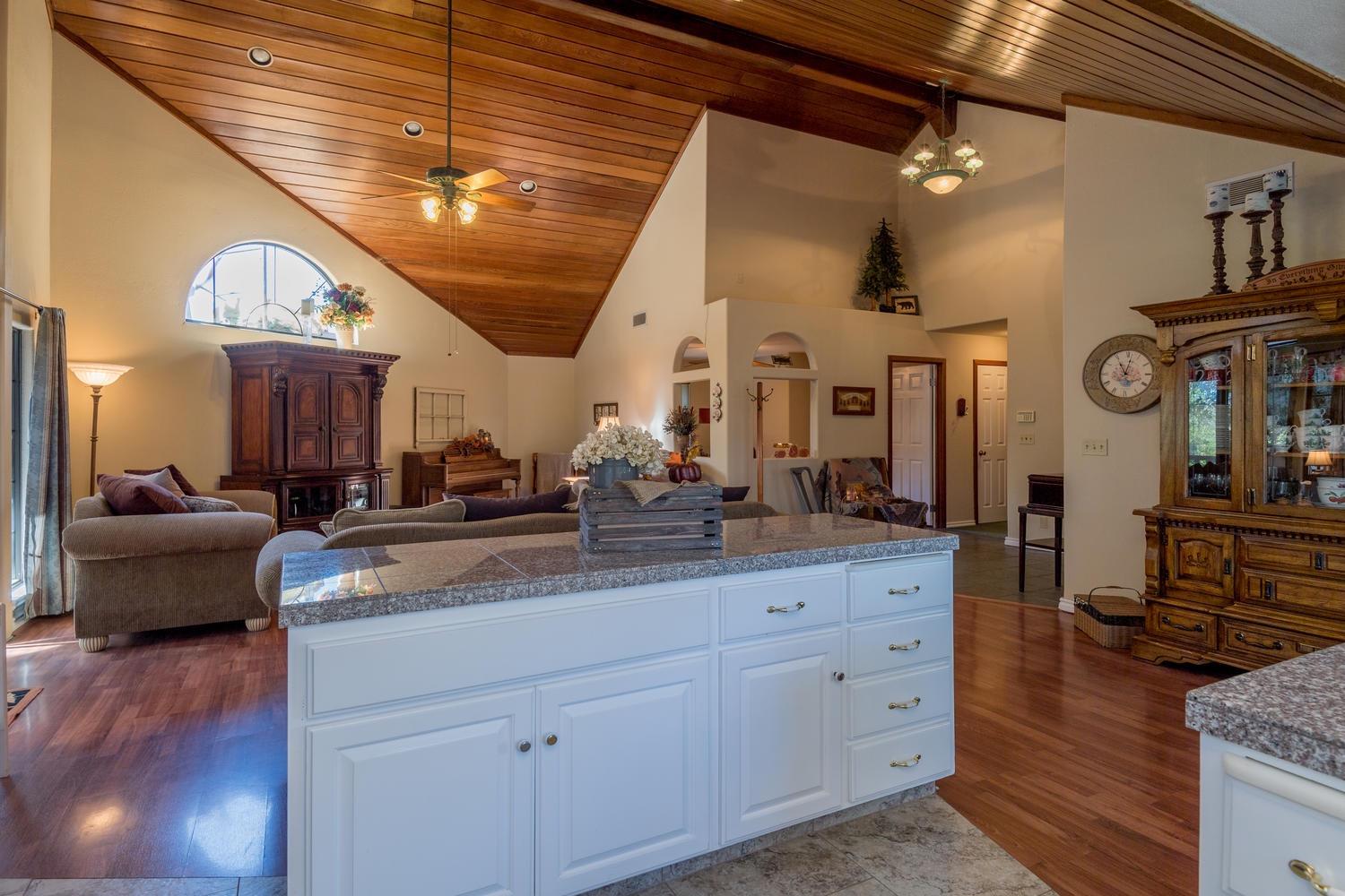 298 South Rainbow Route Sanger, CA 93657 - Photo 8 of 37 Gallery Image 8
