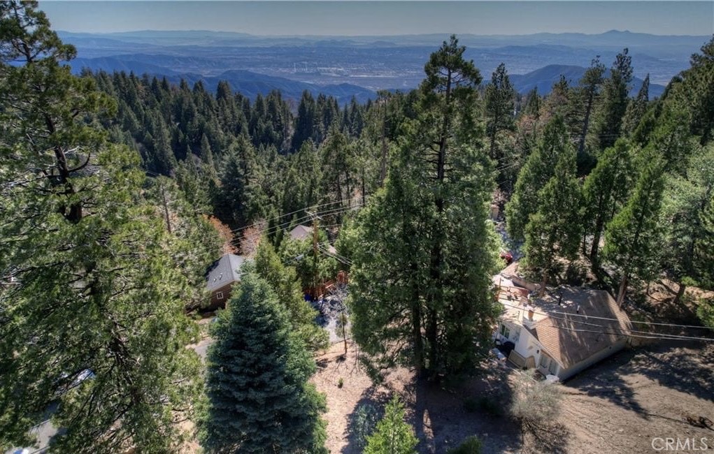 a view of a houses with a yard