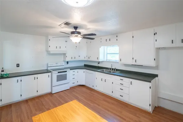 $140,000 | 242 East Hamilton Street, Stamford, TX 79553