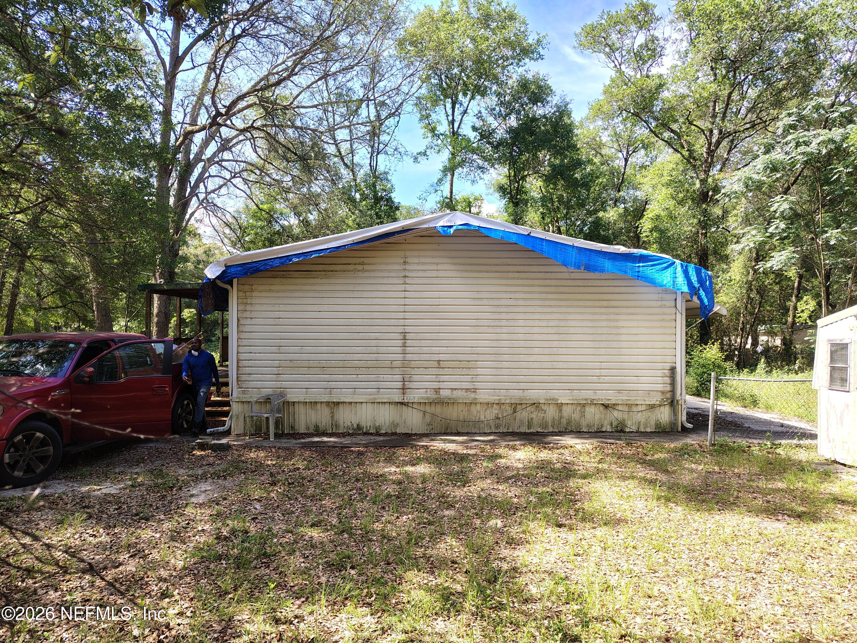 7202 Notre Dame Street Keystone Heights, FL 32656 - Photo 9 of 16 a backyard of a house with oven and a tree