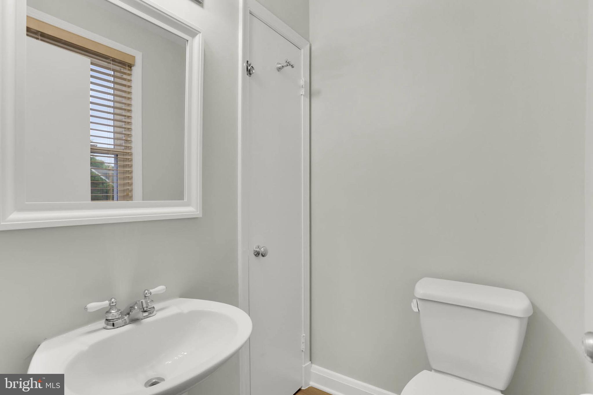 408 Waveland Road Baltimore, MD 21228 - Photo 10 of 30 Primary en-suite half bath