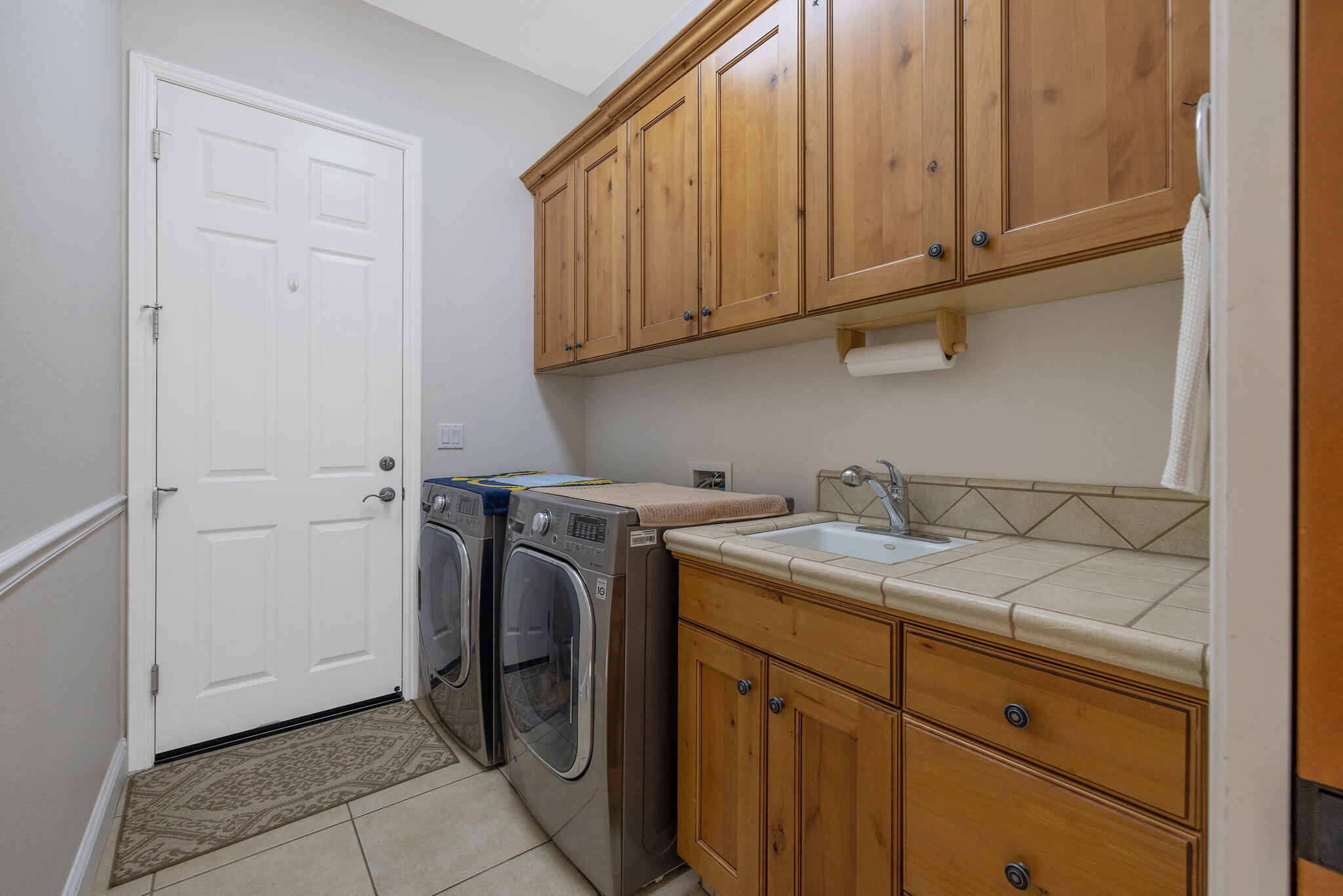 729 St Thomas Court Exeter, CA 93221 - Photo 26 of 66 a utility room with cabinets