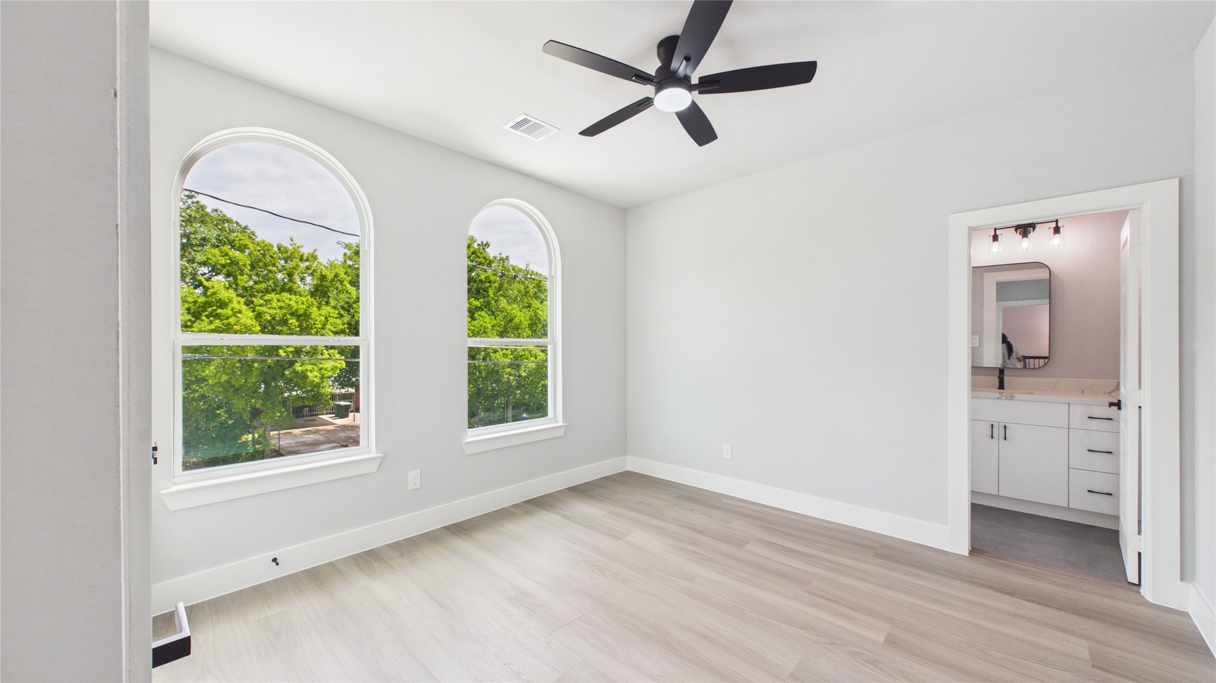 3748 Corder Street Houston, TX 77021 - Photo 19 of 31 Secondary room with bathroom access