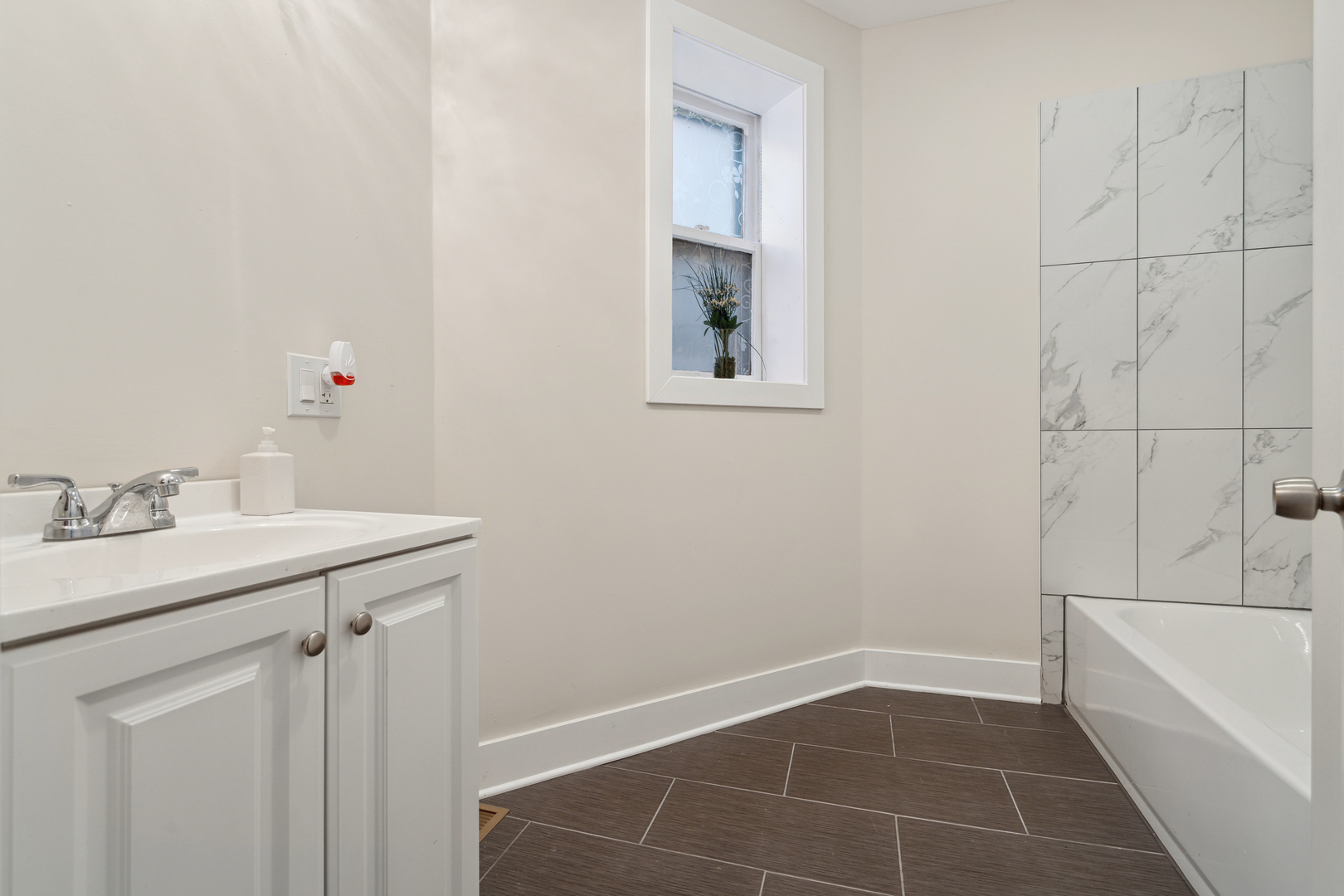 6826 South Prairie Avenue, Unit 1 Chicago, IL 60637 - Photo 11 of 20 a bathroom with a sink a toilet and tub
