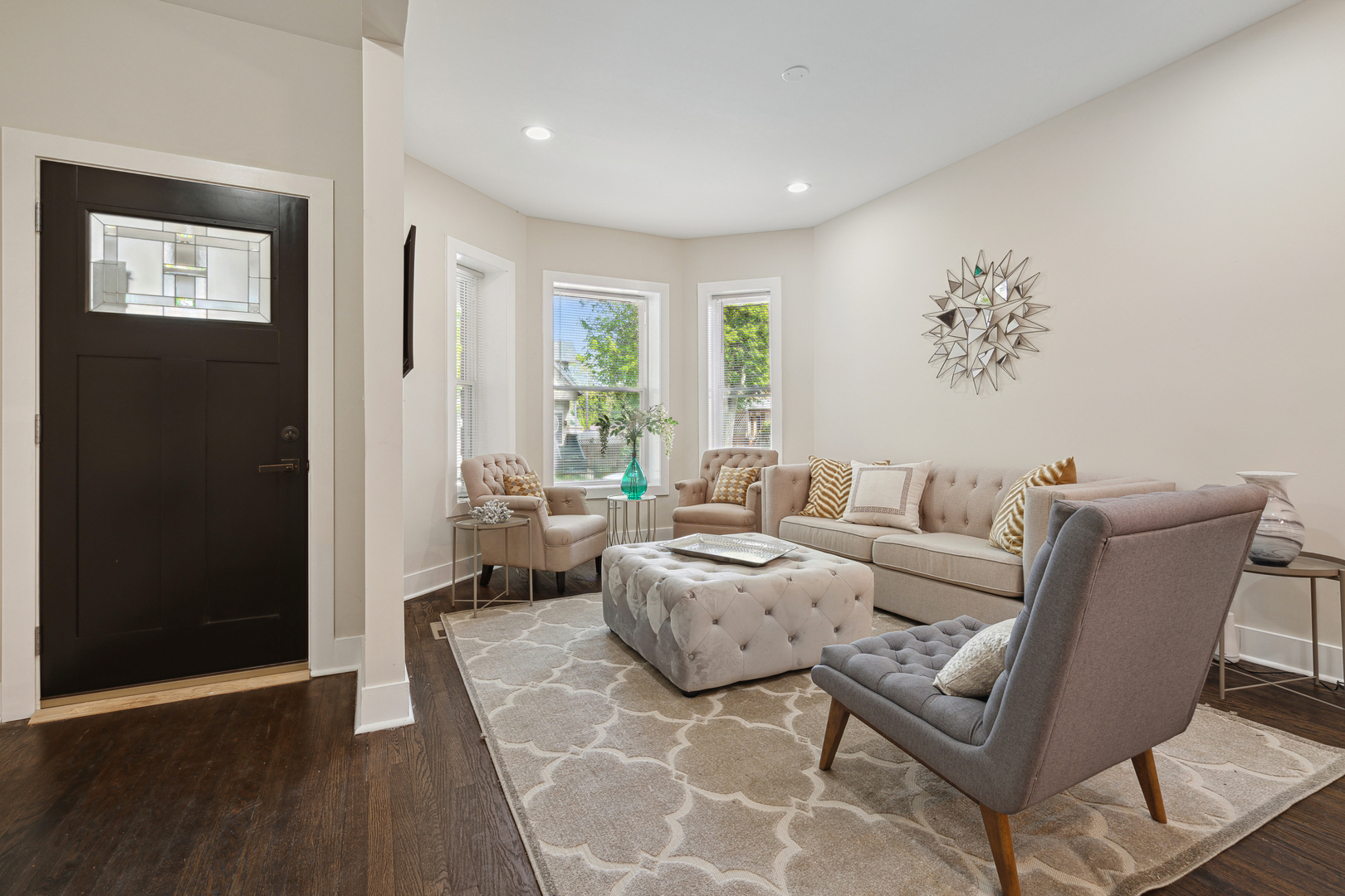 6826 South Prairie Avenue, Unit 1 Chicago, IL 60637 - Photo 4 of 20 a living room with furniture and wooden floor