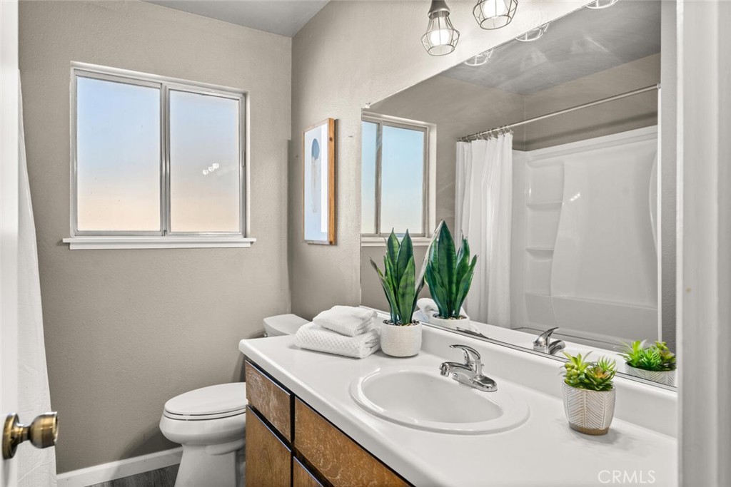 9468 Perkins Road Chico, CA 95928 - Photo 22 of 41 Guest bath with new shower/tub insert.