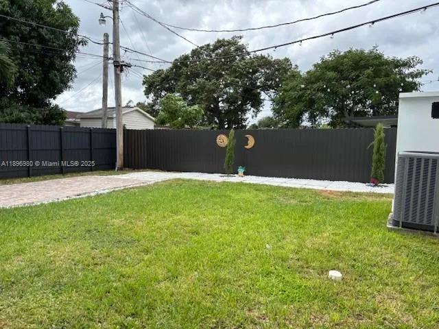 a view of a backyard