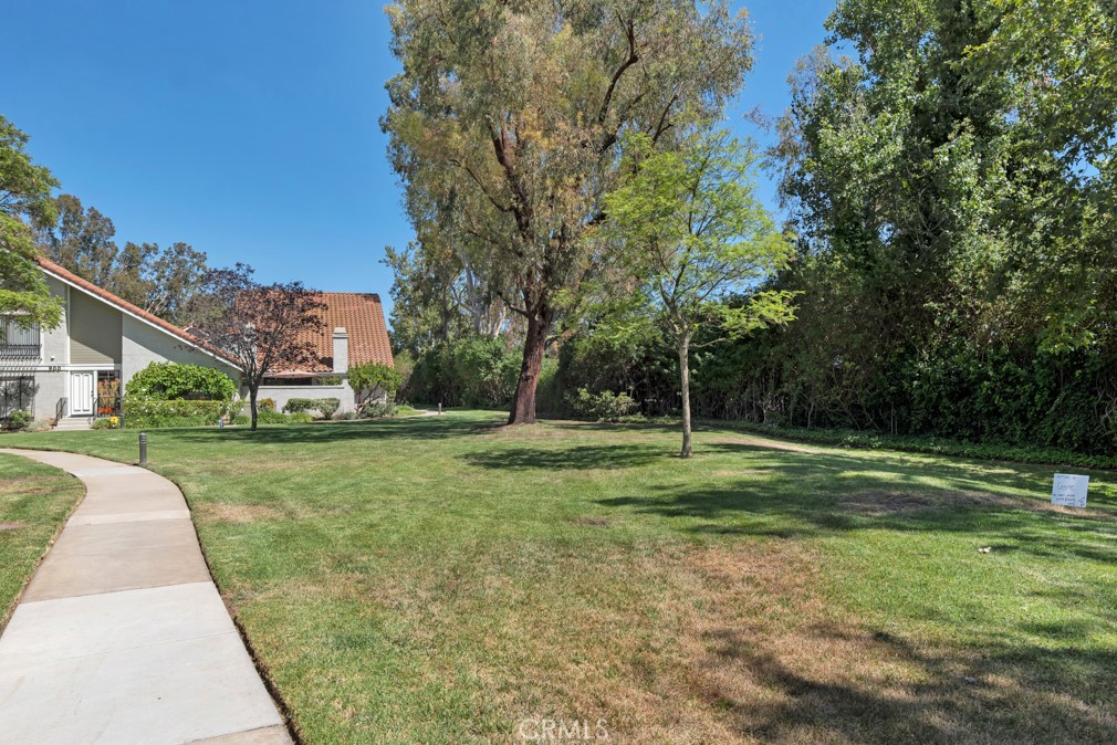 905 Thistlegate Road Oak Park, CA 91377 - Photo 4 of 34