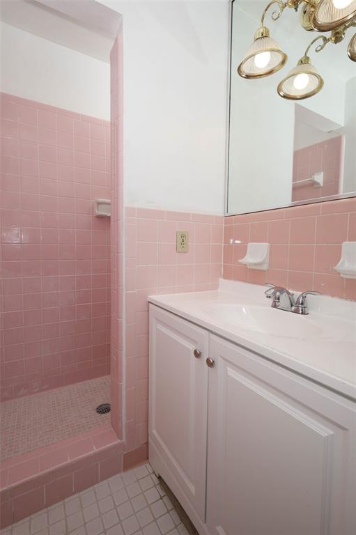 124 Salem Street Altamonte Springs, FL 32701 - Photo 30 of 45 a bathroom with a sink a toilet and shower