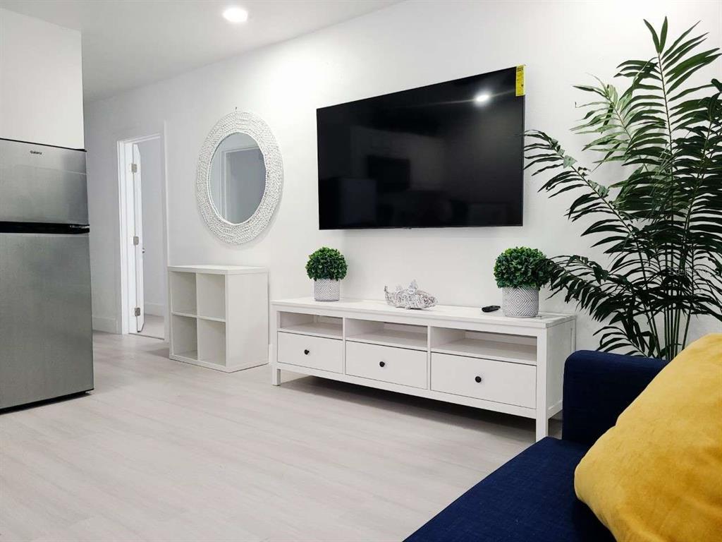 2519 West Walnut Street Tampa, FL 33607 - Photo 4 of 19 a living room with furniture and a flat screen tv