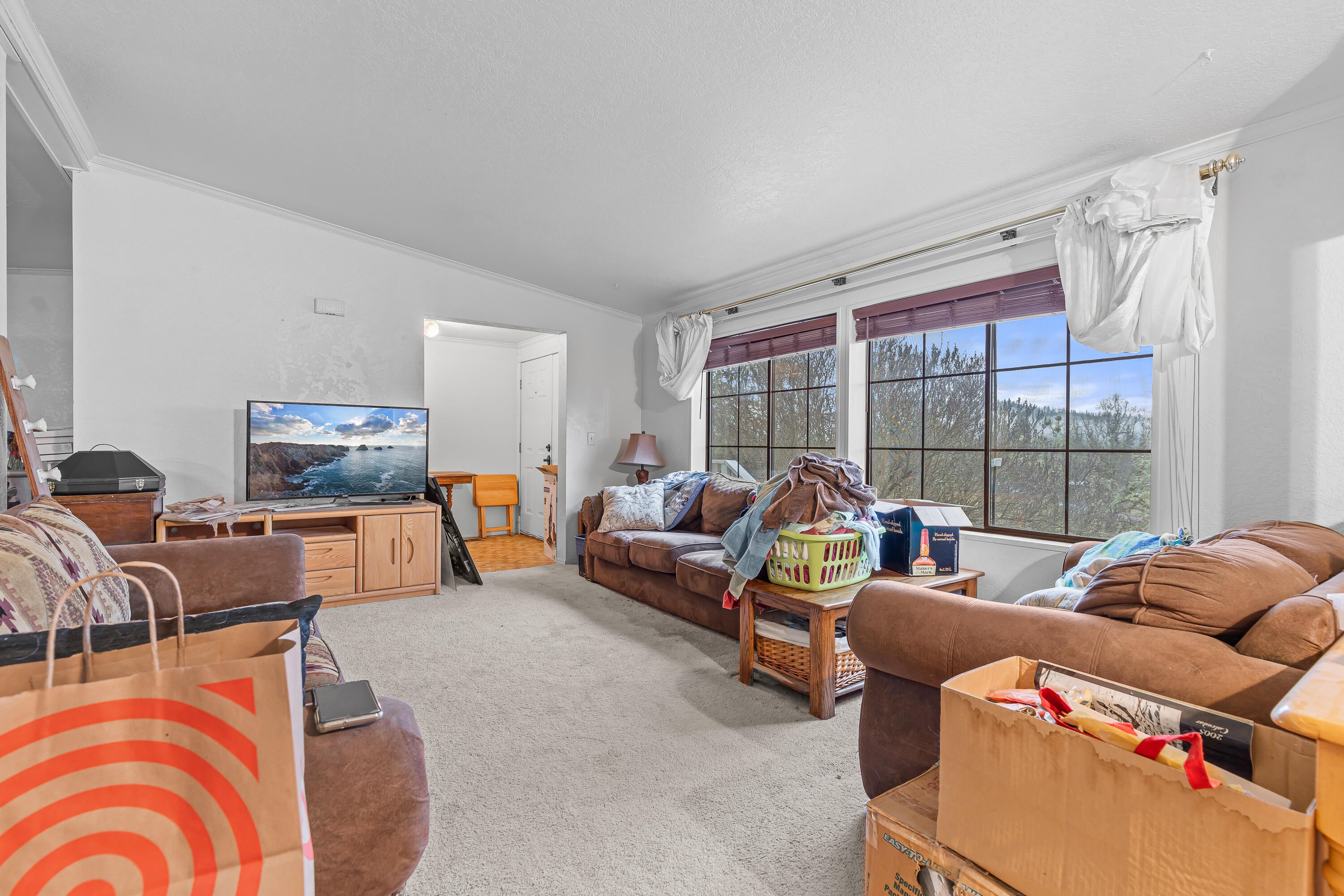 20960 Antioch Road White City, OR 97503 - Photo 10 of 28 Living Room