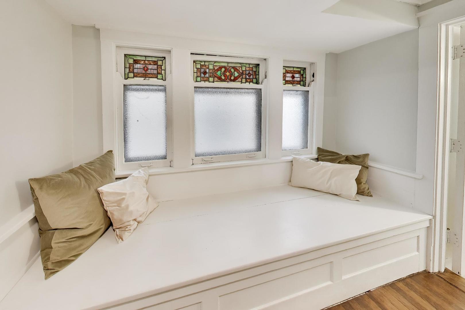 7015 North Sheridan Road Chicago, IL 60626 - Photo 11 of 40 a bedroom with a bed and a couch