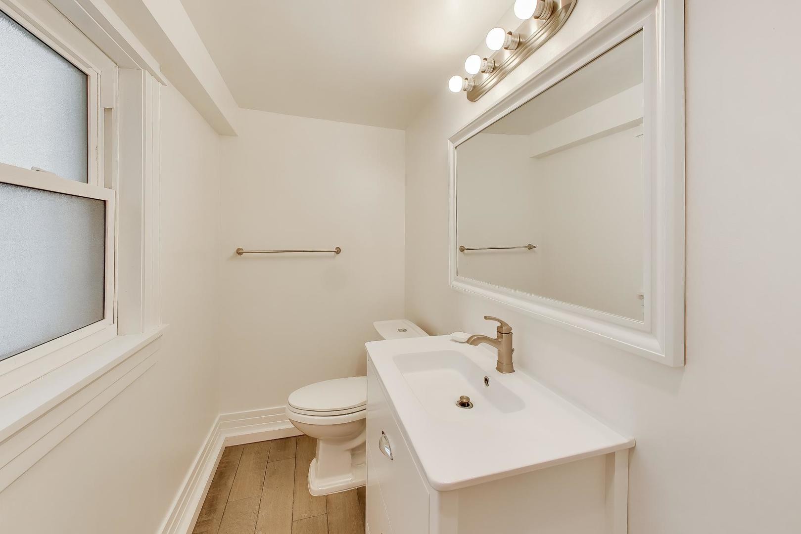 7015 North Sheridan Road Chicago, IL 60626 - Photo 12 of 40 a bathroom with a sink a toilet and shower
