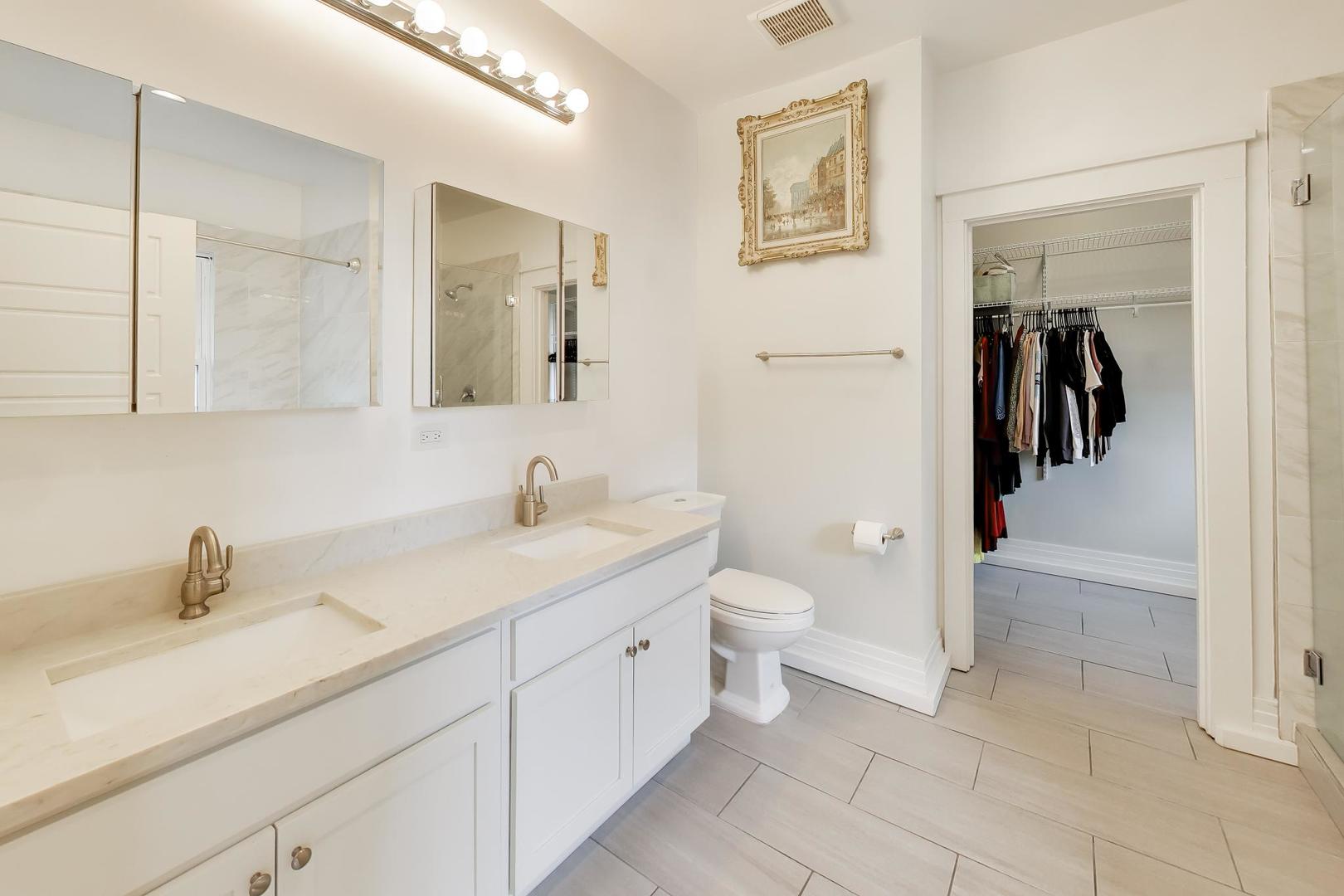 7015 North Sheridan Road Chicago, IL 60626 - Photo 15 of 40 a bathroom with a sink and a toilet