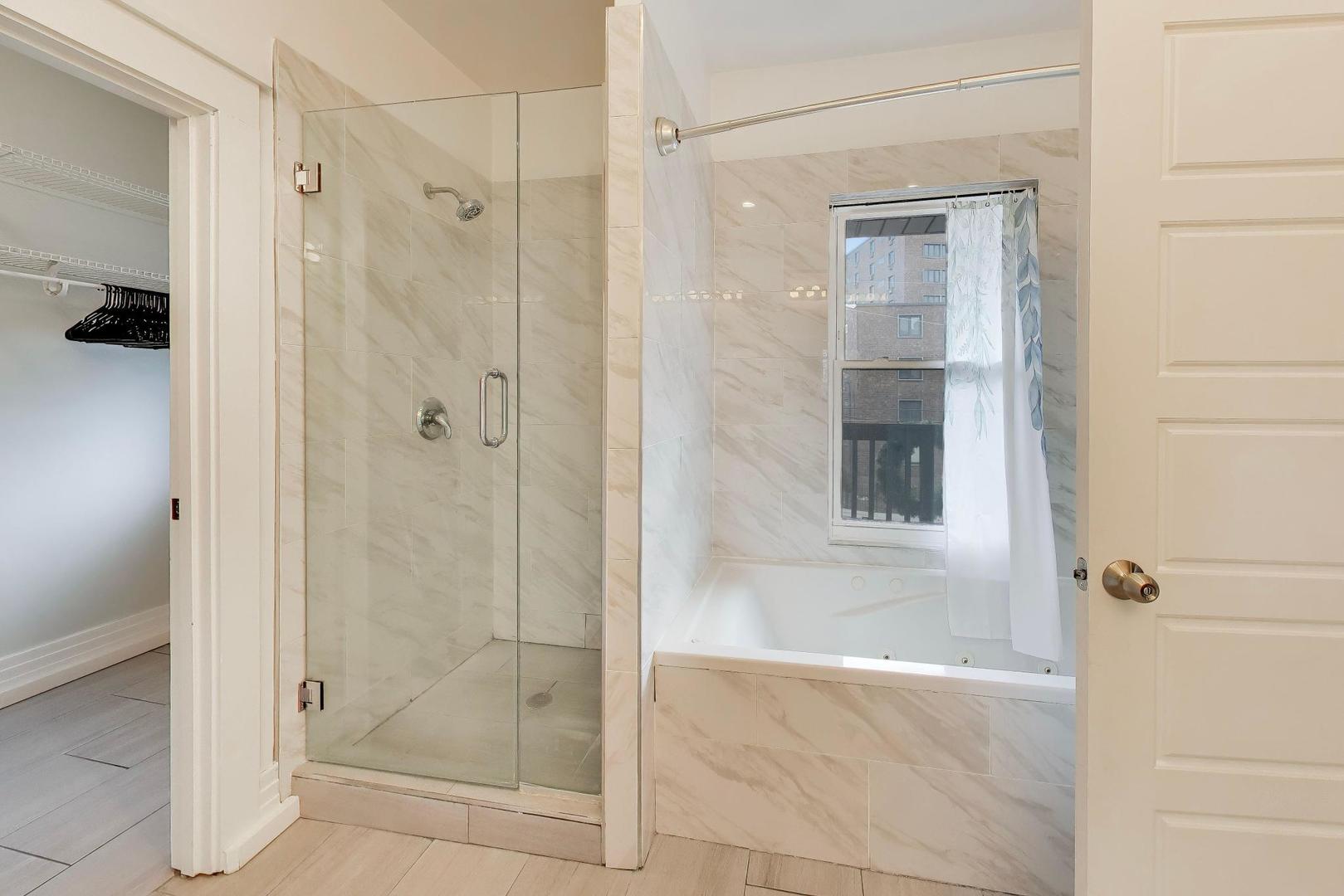 7015 North Sheridan Road Chicago, IL 60626 - Photo 16 of 40 a bathroom with a shower