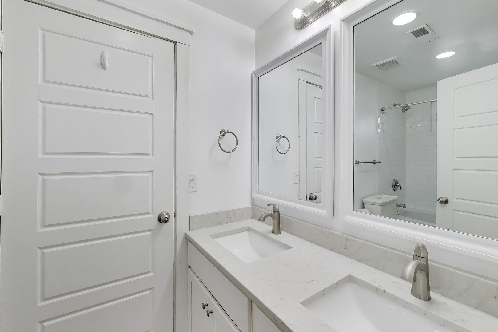 7015 North Sheridan Road Chicago, IL 60626 - Photo 18 of 40 a bathroom with a sink and a mirror
