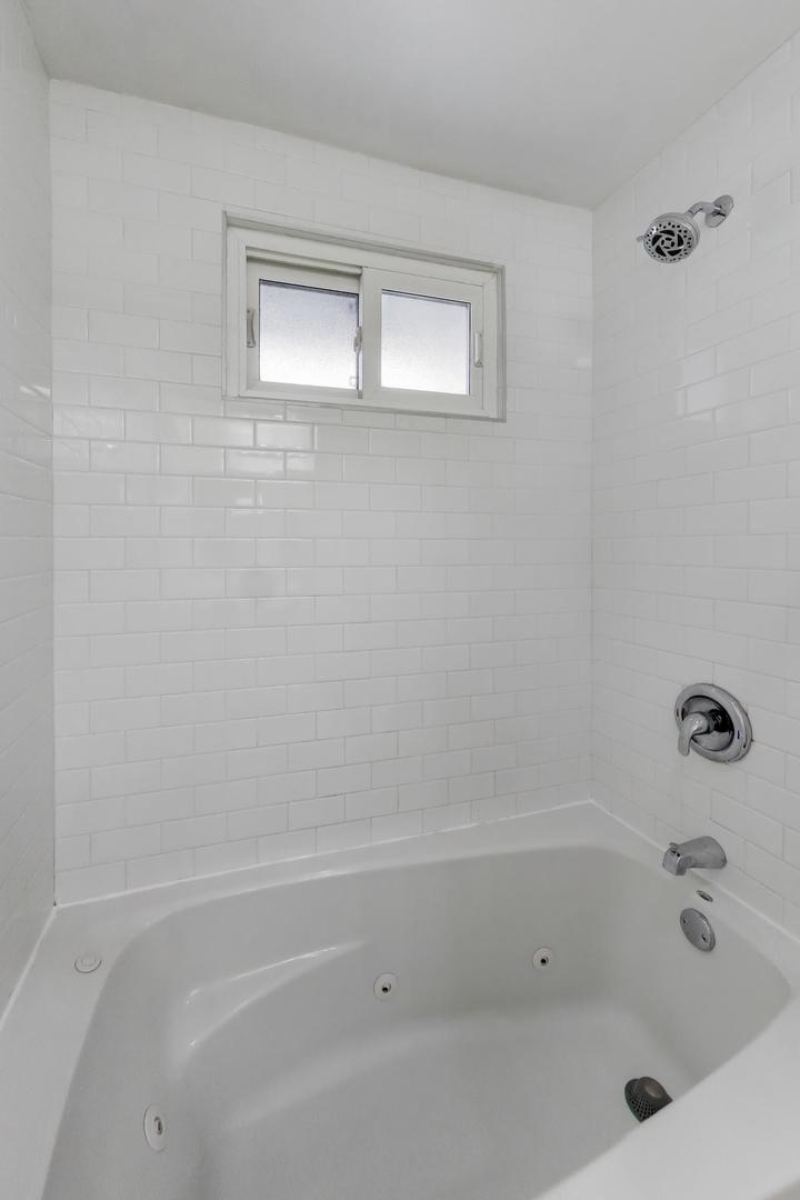 7015 North Sheridan Road Chicago, IL 60626 - Photo 20 of 40 a bathroom with a bathtub