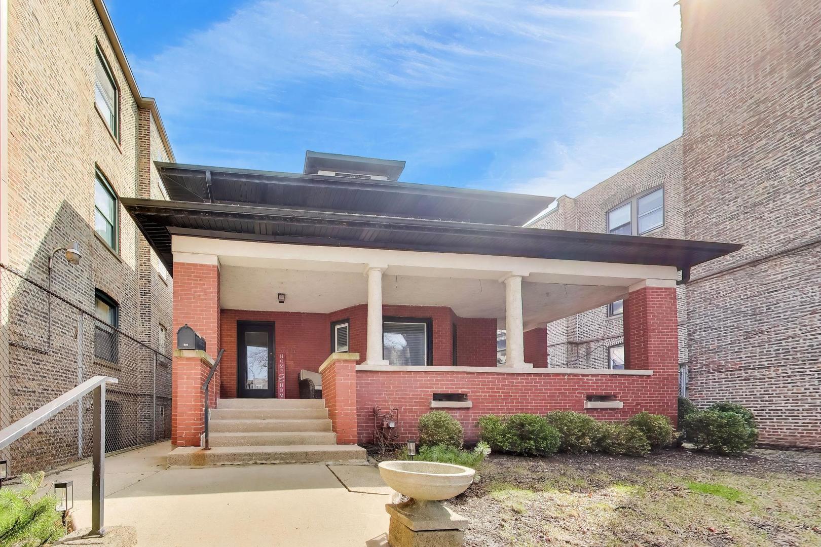 7015 North Sheridan Road Chicago, IL 60626 - Photo 2 of 40 a front view of a house with a garden